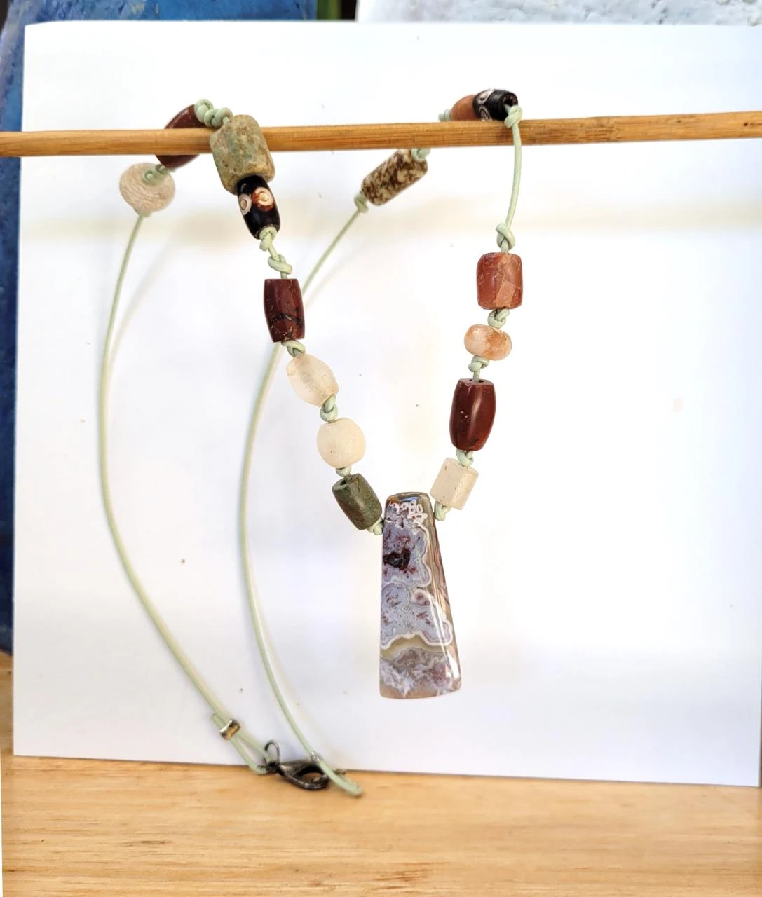 Collier exotique, ethnique, perles africaines et cabochon crazy lace agate !!
